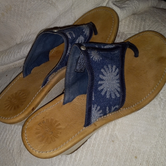 UGG sandals size 7 - Picture 3 of 4